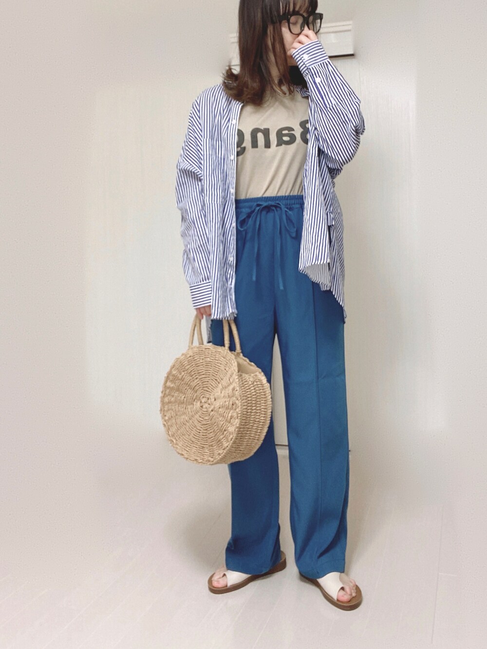 ブルー系のその他パンツ、ブルー系のシャツ/ブラウス、ホワイト系のサンダルを着用したレディースの春コーディネートの2枚目の写真