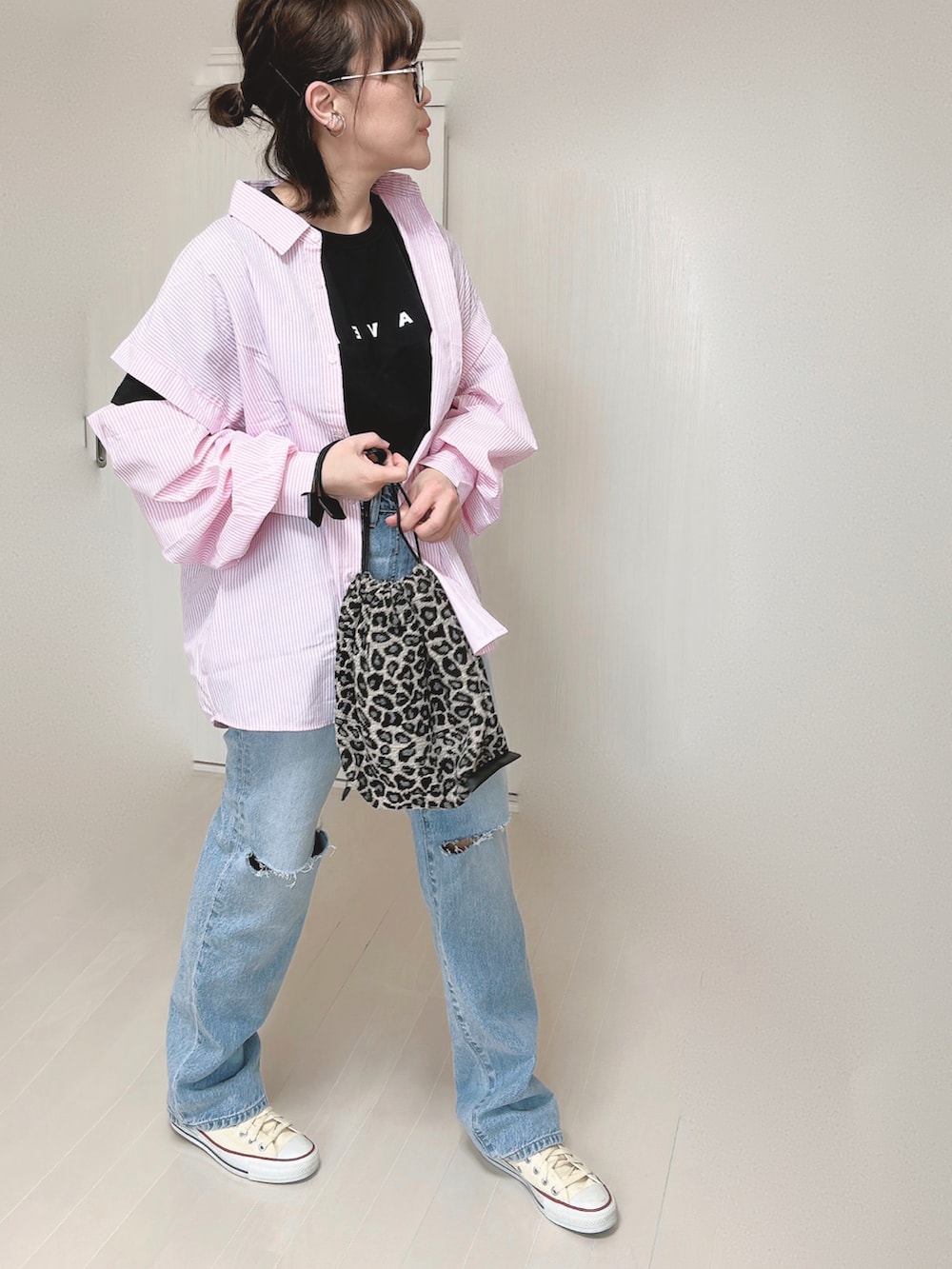 ブルー系のデニムパンツ、ブラック系のTシャツ/カットソー、その他のエコバッグ/サブバッグを着用したレディースの春コーディネートの2枚目の写真