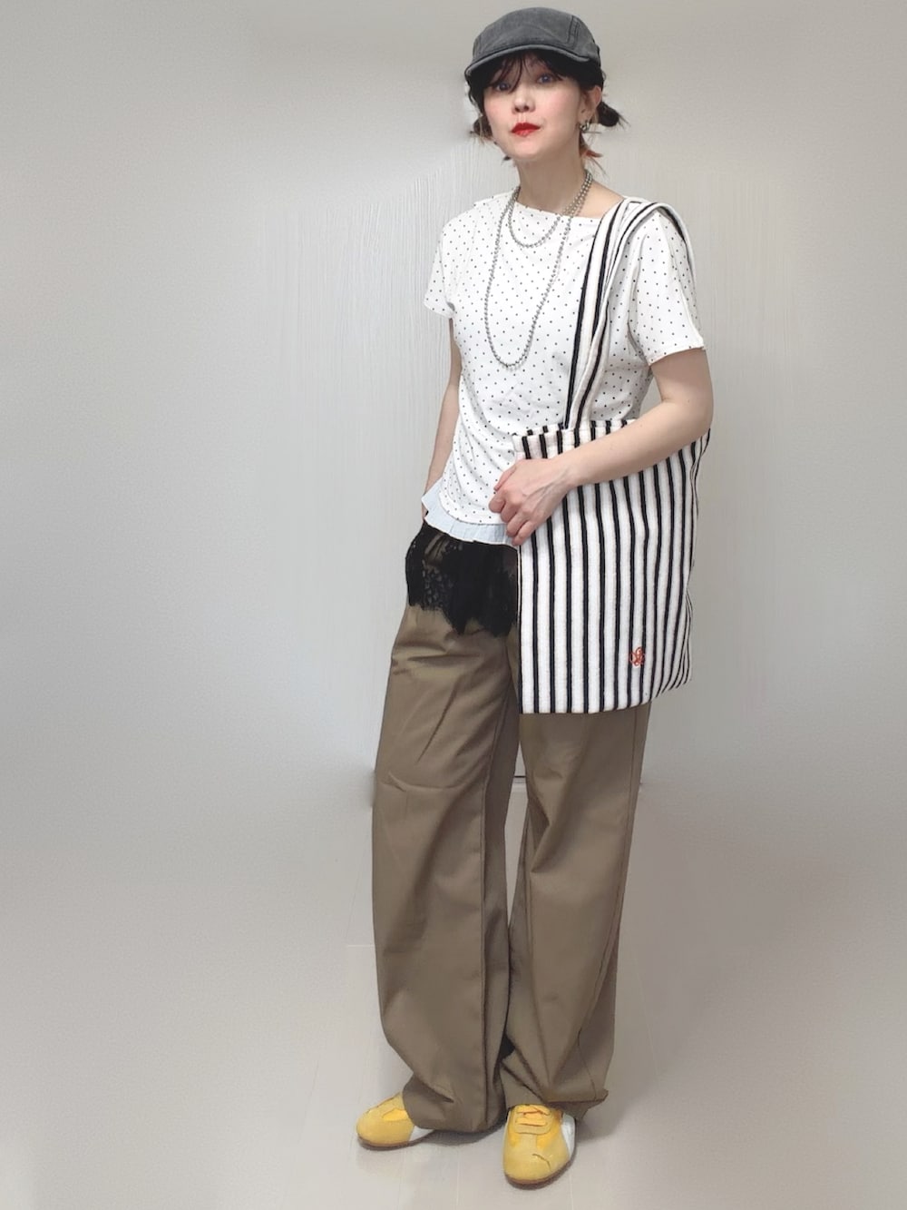 ブラック系のキャミソール、ホワイト系のトートバッグ、ホワイト系のTシャツ/カットソーを着用したレディースの夏コーディネートの3枚目の写真