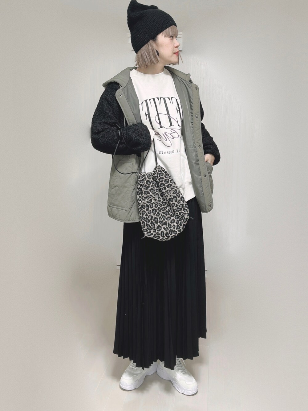 ブラック系のブルゾン、ブラック系のスカート、その他のエコバッグ/サブバッグを着用したレディースの秋コーディネートの2枚目の写真