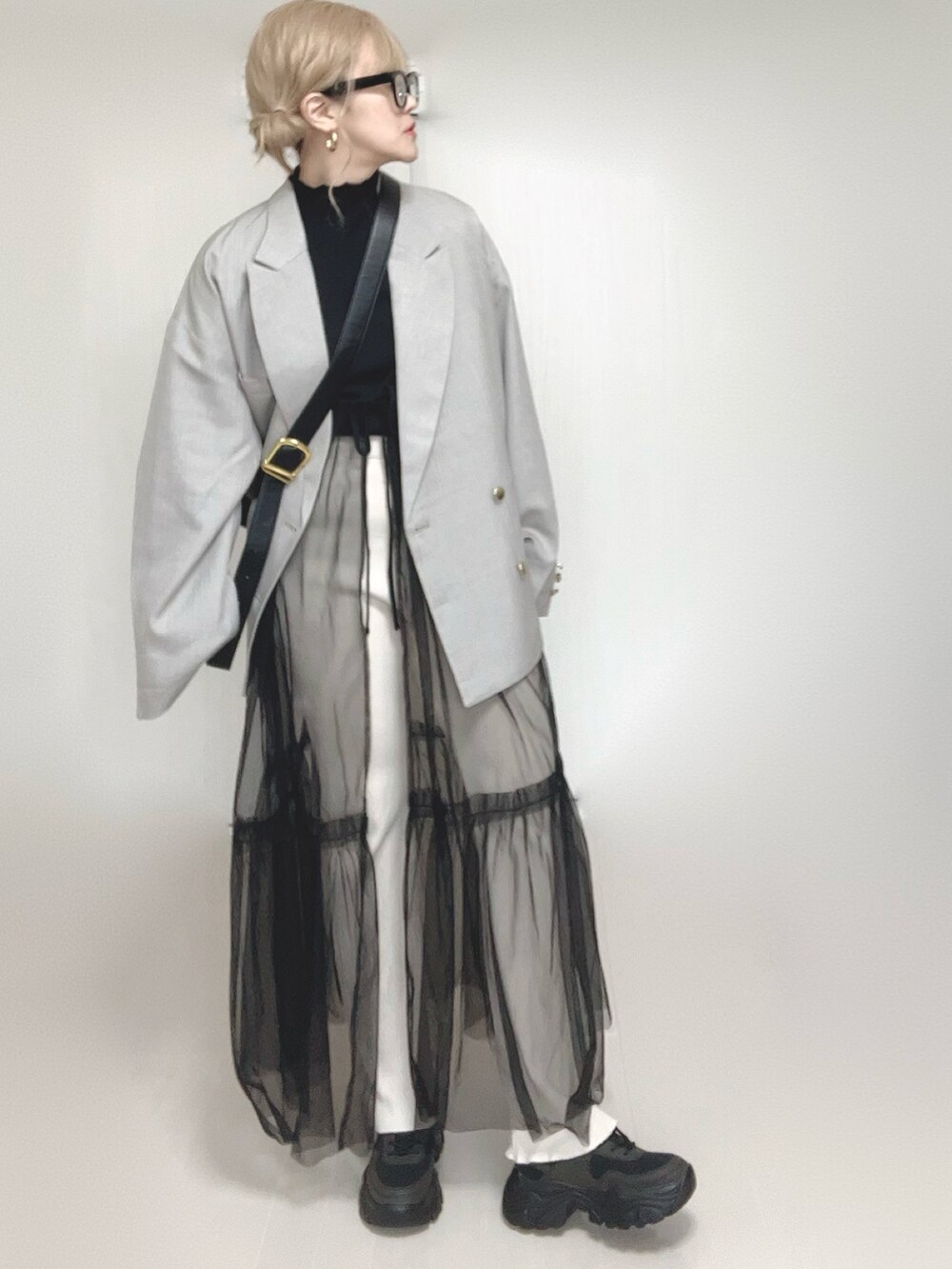 ブラック系のTシャツ/カットソー、グレー系のテーラードジャケット、ホワイト系のその他パンツを着用したレディースの春コーディネートの5枚目の写真