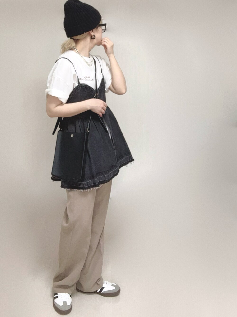 ホワイト系のTシャツ/カットソー、ベージュ系のセットアップ、ブラック系のショルダーバッグを着用したレディースの春コーディネートの5枚目の写真