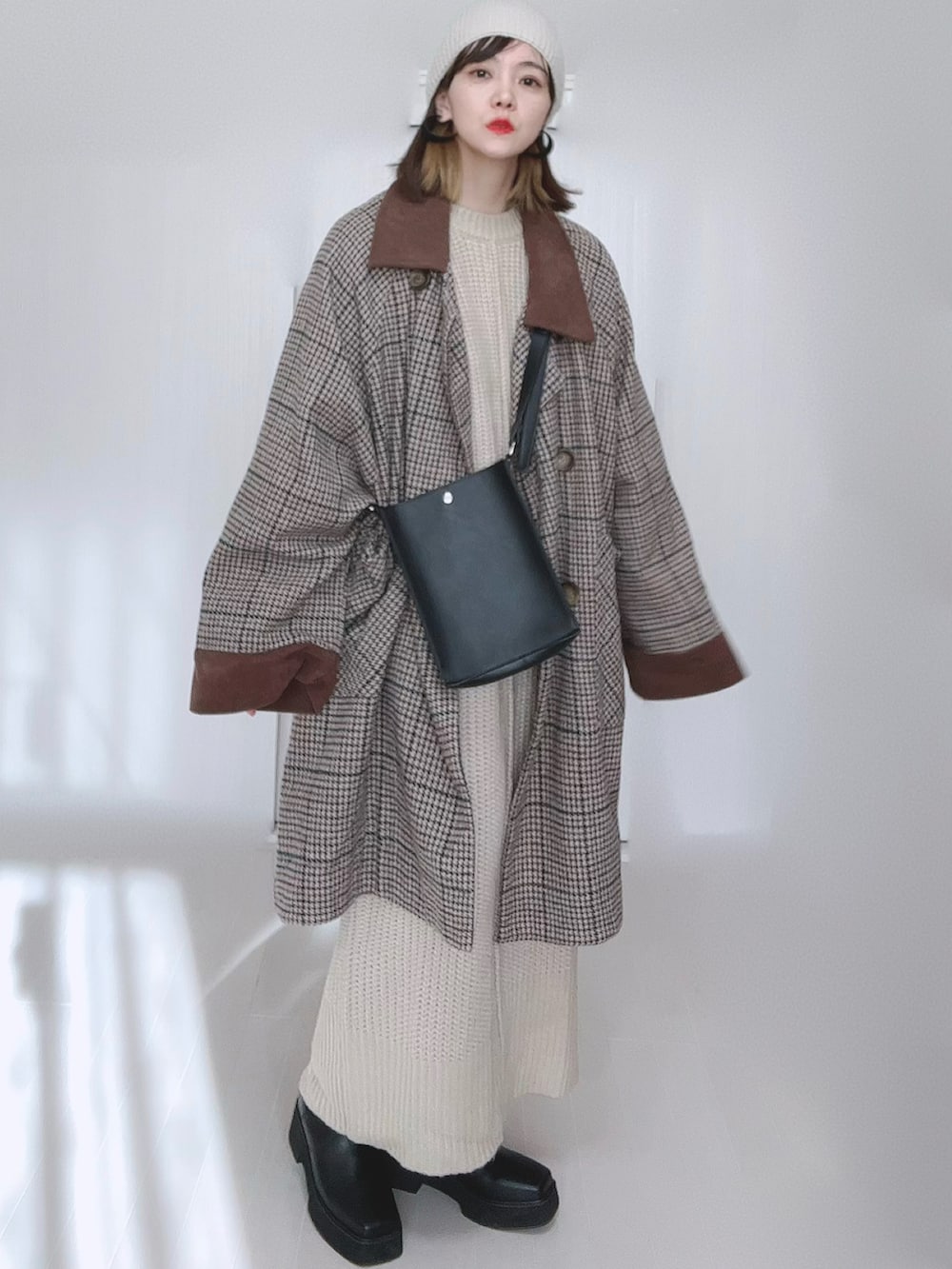 その他のその他アウター、ホワイト系のワンピース、ブラック系のショルダーバッグを着用したレディースの冬コーディネートの5枚目の写真