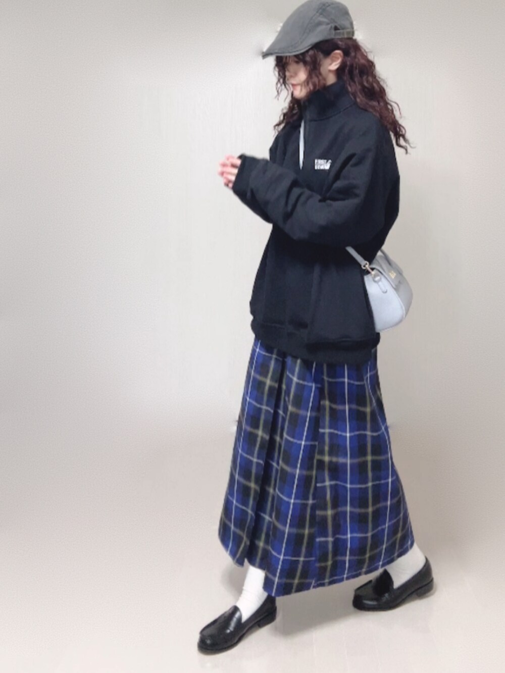 ブラック系のスウェット、ブラック系のローファー、グレー系のハンチング/ベレー帽を着用したレディースの秋コーディネートの4枚目の写真