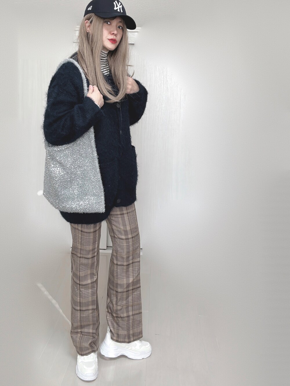 ブルー系のカーディガン/ボレロ、ホワイト系のTシャツ/カットソー、ベージュ系のその他パンツを着用したレディースの秋コーディネートの5枚目の写真