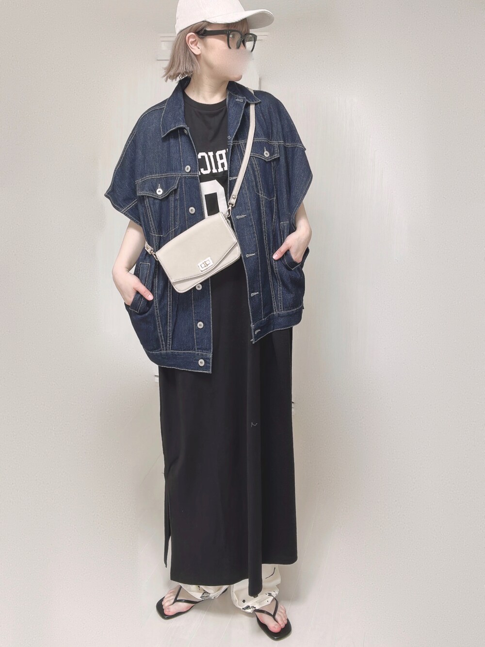 ブルー系のベスト、ベージュ系のショルダーバッグ、ブラック系のサンダルを着用したレディースの春コーディネートの5枚目の写真