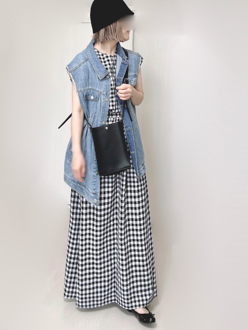 その他のワンピース、ブルー系のベスト、ブラック系のショルダーバッグを着用したレディースの夏コーディネートの2枚目の写真