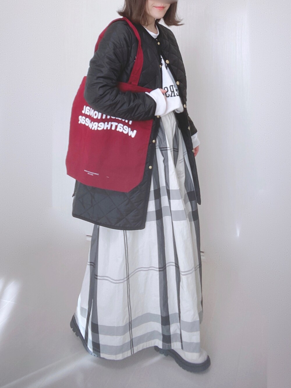 ブラック系のその他アウター、レッド系のトートバッグ、ホワイト系のスウェットを着用したレディースの秋コーディネートの3枚目の写真