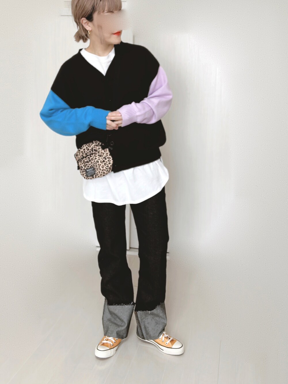 ブラック系のデニムパンツ、ブラック系のカーディガン/ボレロを着用したレディースの春コーディネートの2枚目の写真