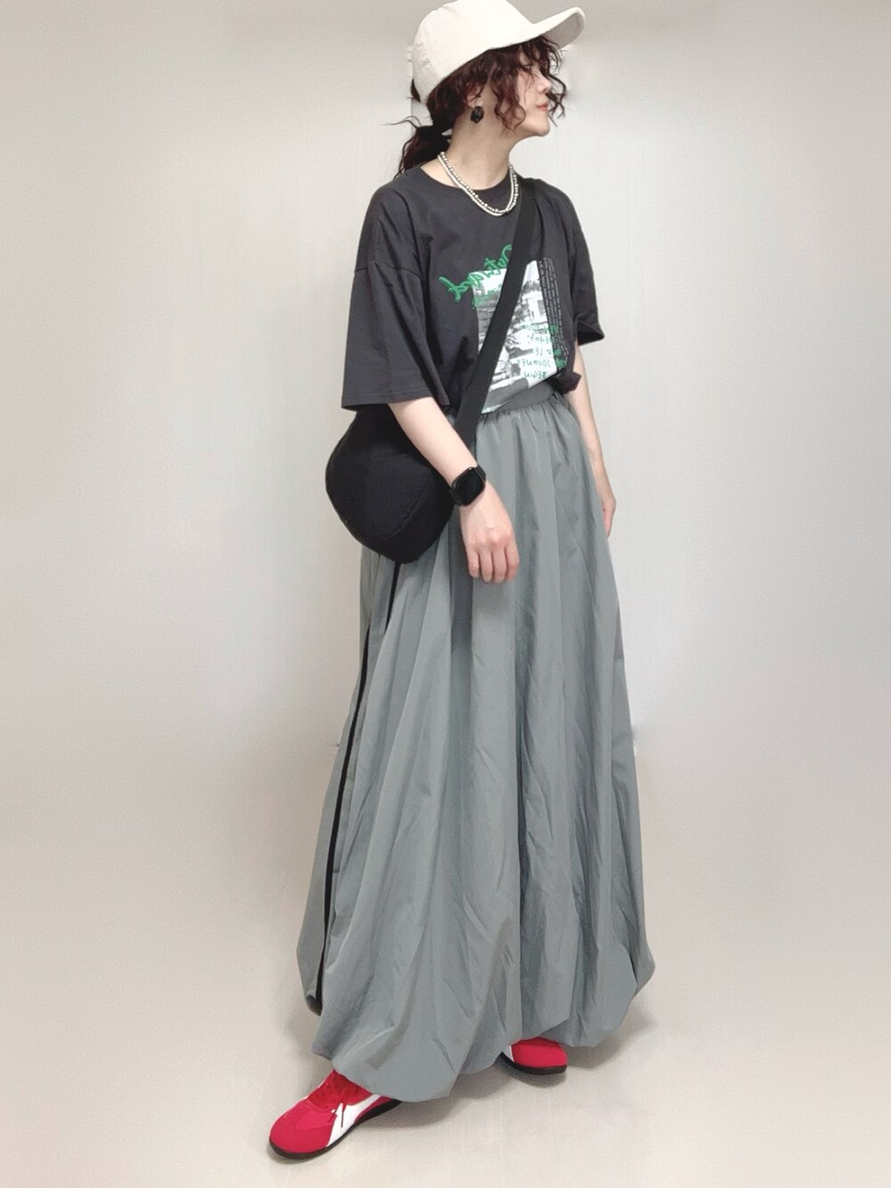 グレー系のTシャツ/カットソー、ブラック系のピアス（両耳用）を着用したレディースの夏コーディネートの2枚目の写真