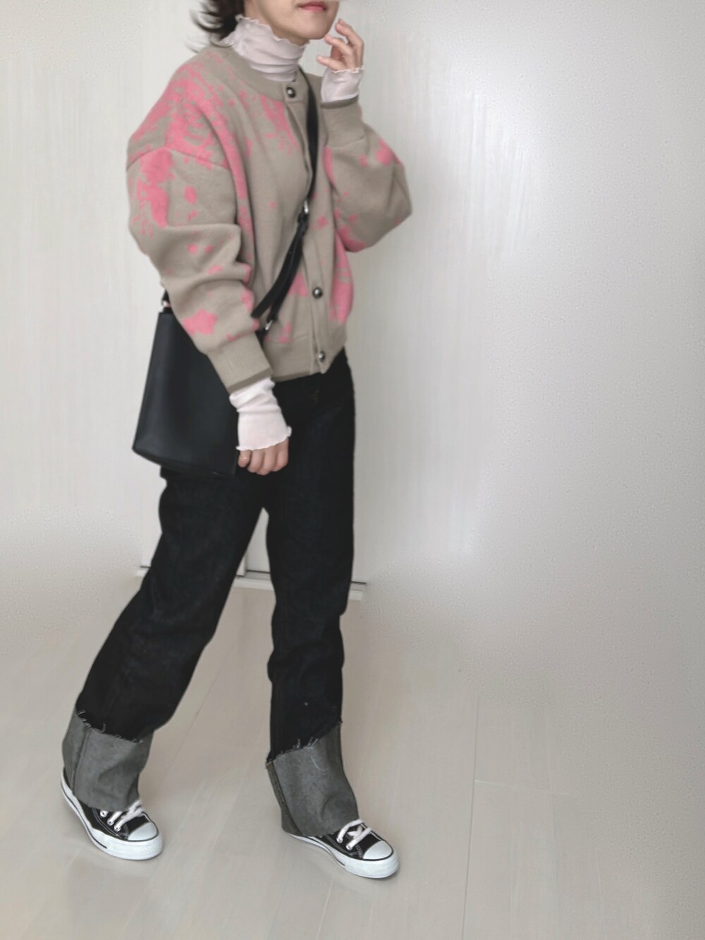 ブラック系のデニムパンツ、ベージュ系のカーディガン/ボレロ、グレー系のTシャツ/カットソーを着用したレディースの冬コーディネートの5枚目の写真