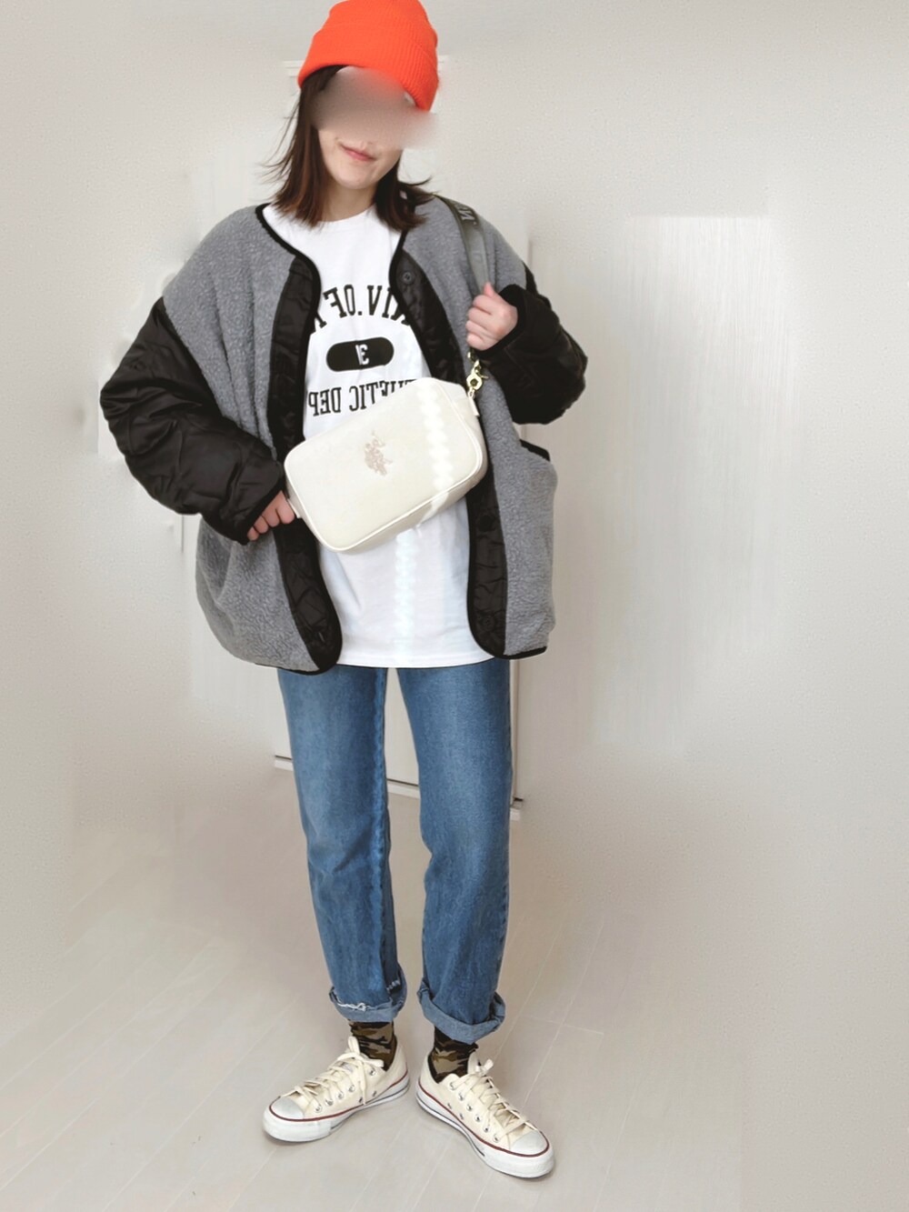 ホワイト系のTシャツ/カットソー、グレー系のノーカラージャケット、ホワイト系のショルダーバッグを着用したレディースの冬コーディネートの2枚目の写真