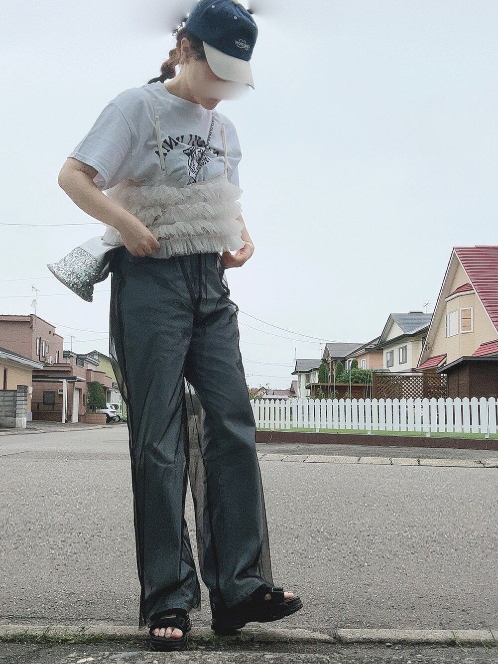 ブラック系のその他パンツ、ホワイト系のTシャツ/カットソー、シルバー系のショルダーバッグを着用したレディースの夏コーディネートの2枚目の写真