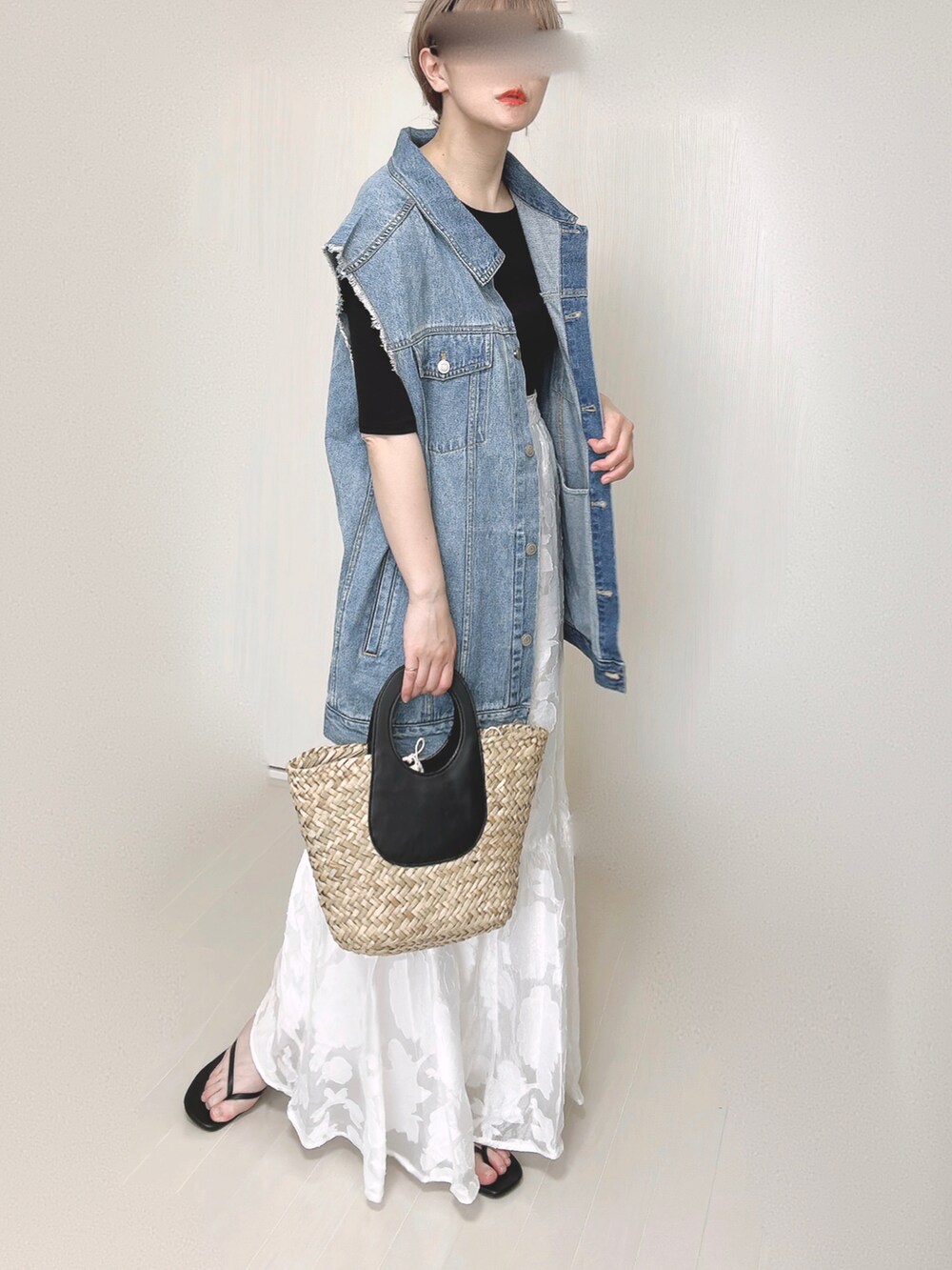 ホワイト系のスカート、ブラック系のTシャツ/カットソー、ブルー系のベストを着用したレディースの夏コーディネートの4枚目の写真