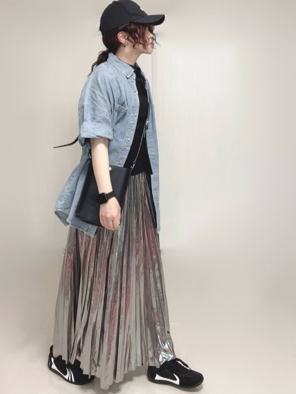 ブルー系のシャツ/ブラウス、ブラック系のタンクトップ、シルバー系のスカートを着用したレディースの夏コーディネートの3枚目の写真