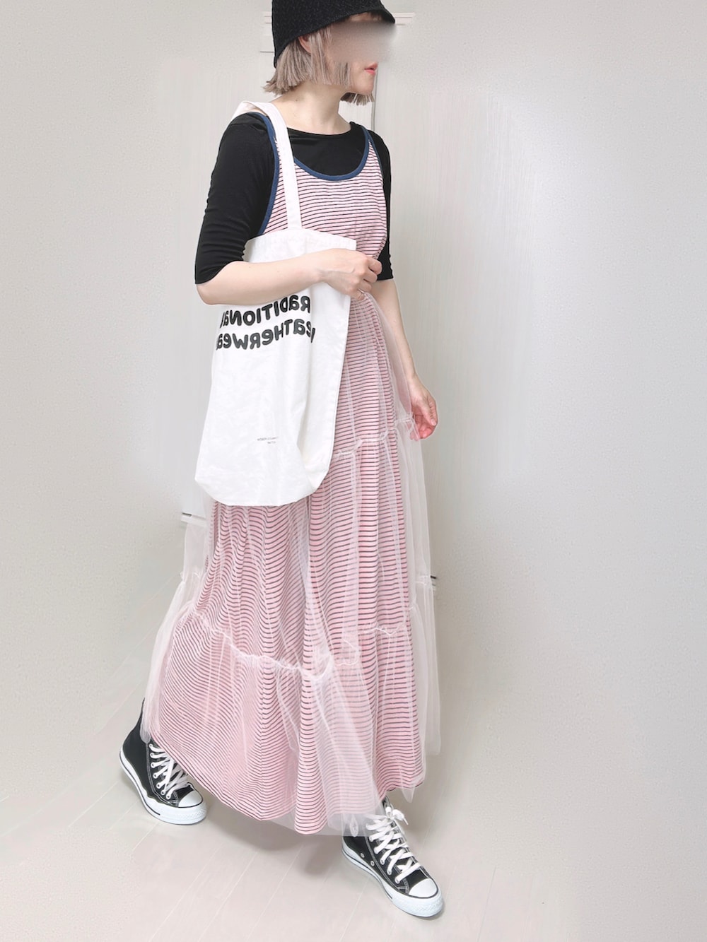 ピンク系のワンピース、ブラック系のTシャツ/カットソー、ホワイト系のトートバッグを着用したレディースの夏コーディネートの5枚目の写真