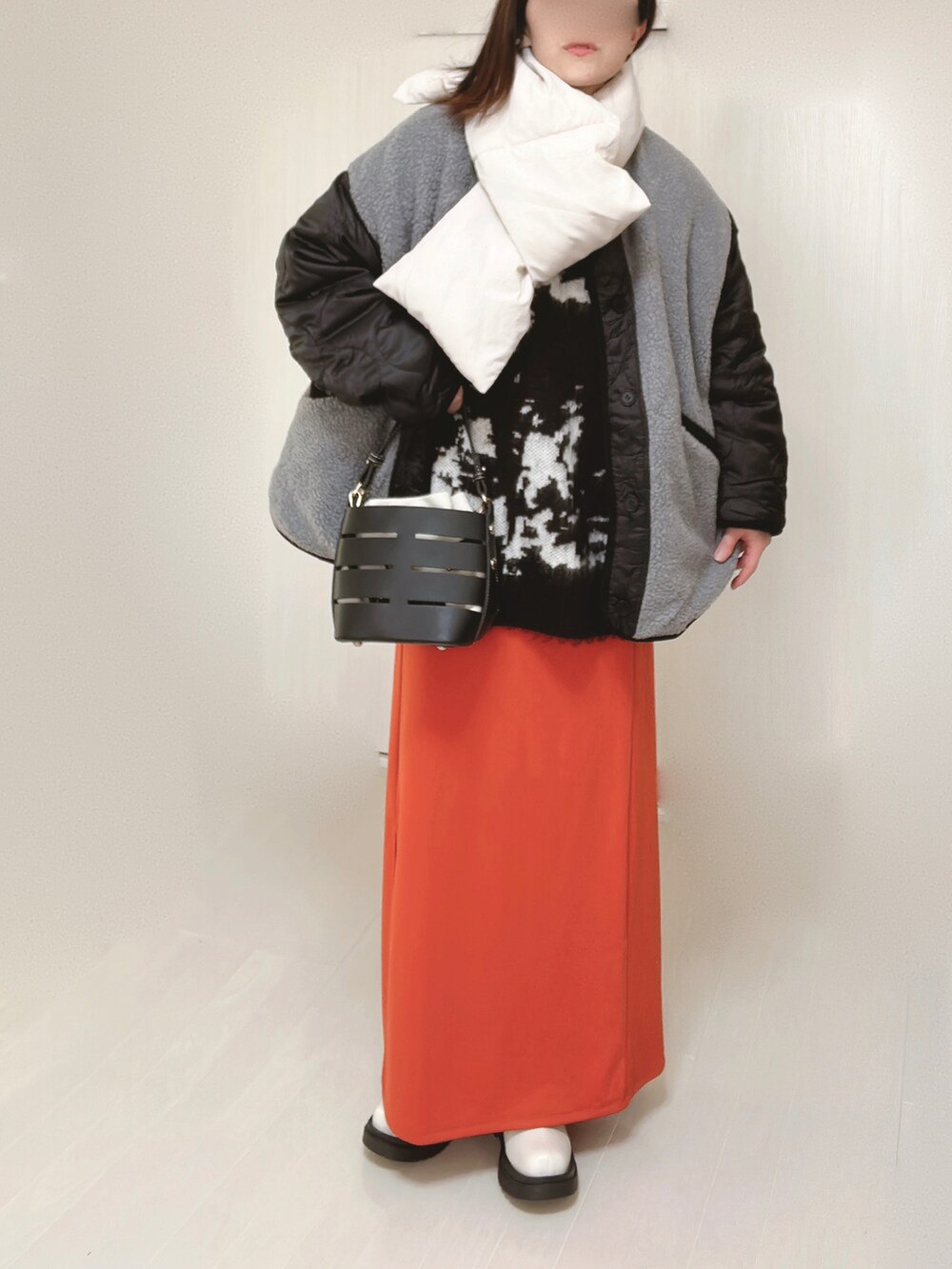 グレー系のノーカラージャケット、ホワイト系のダウンジャケット/コート、ブラック系のニット/セーターを着用したレディースの冬コーディネートの2枚目の写真