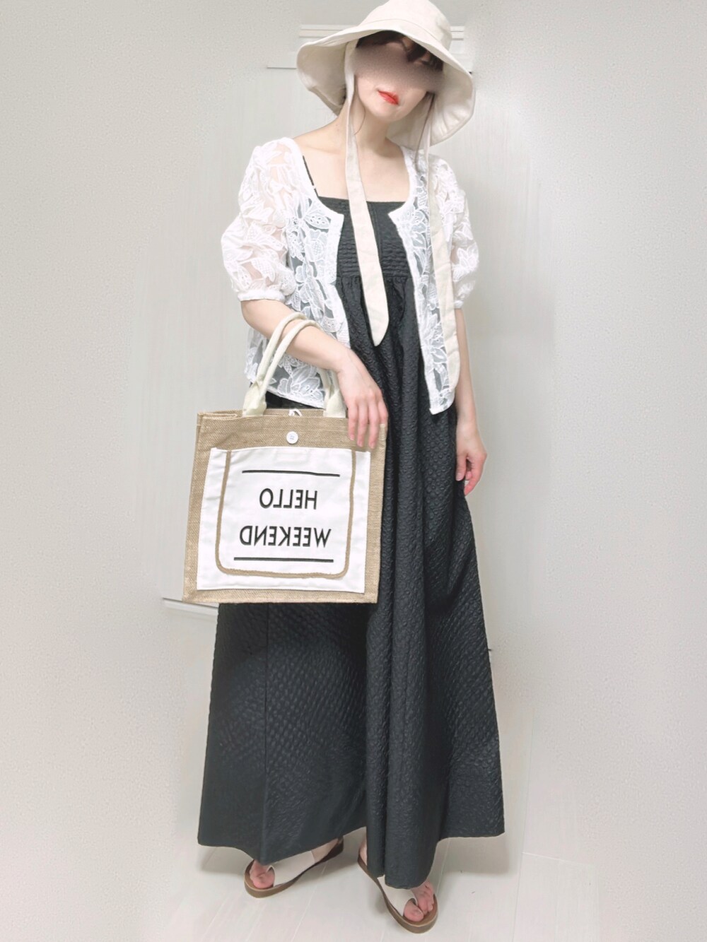 ブラック系のワンピース、ホワイト系のシャツ/ブラウス、ホワイト系のかごバッグを着用したレディースの夏コーディネートの5枚目の写真