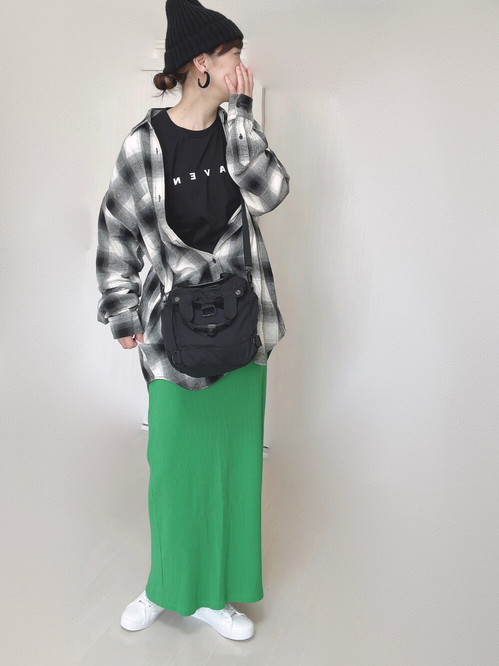 ホワイト系のシャツ/ブラウス、ブラック系のTシャツ/カットソー、ブラック系のショルダーバッグを着用したレディースの秋コーディネートの2枚目の写真