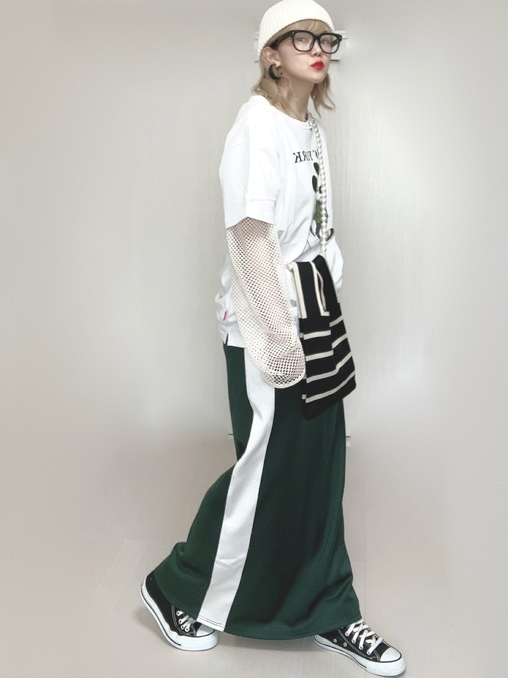 ホワイト系のTシャツ/カットソー、その他のトートバッグ、グリーン系のスカートを着用したレディースの春コーディネートの3枚目の写真