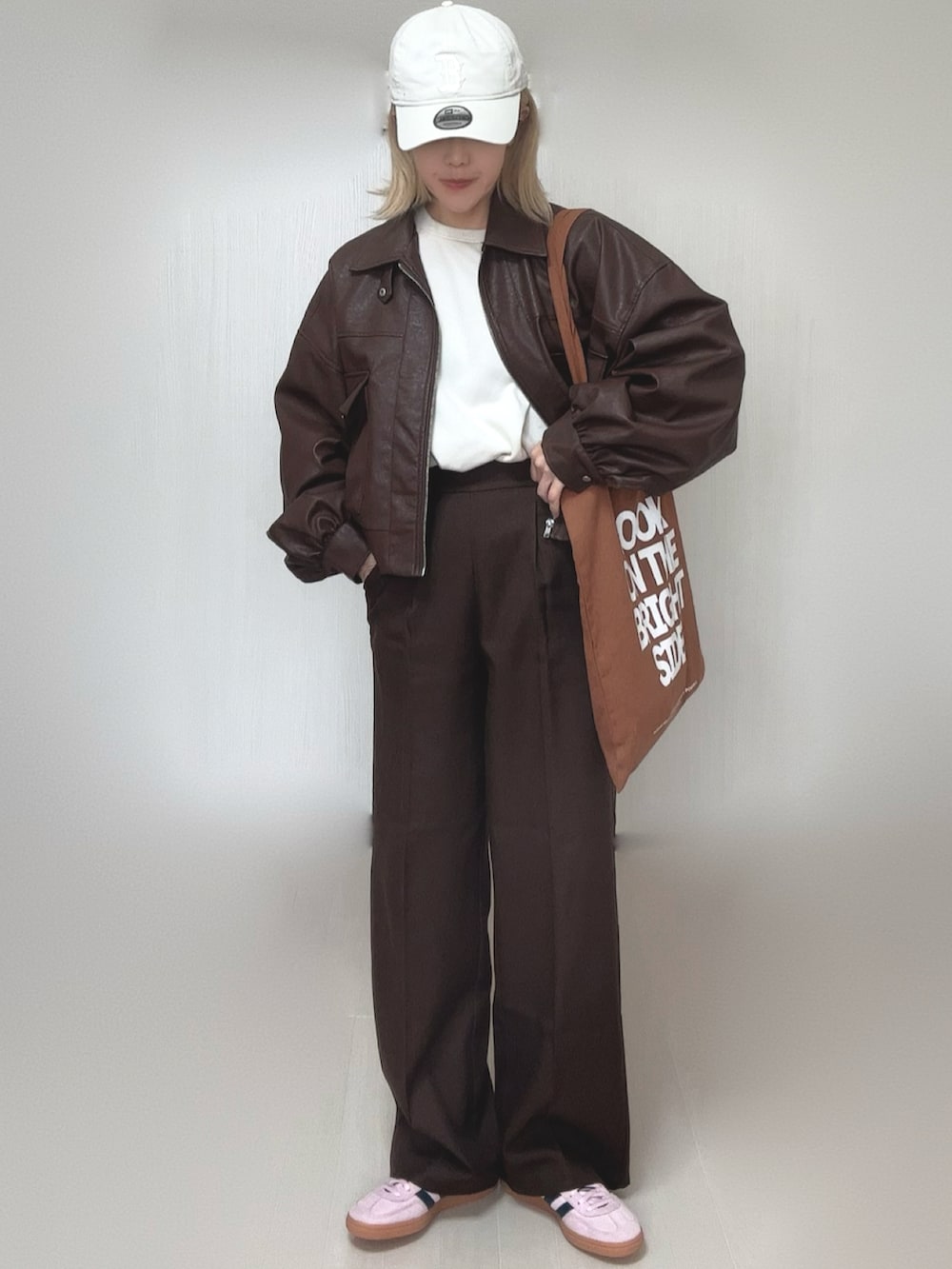 ブラウン系のブルゾン、ブラウン系のその他パンツ、ブラック系のボストンバッグを着用したレディースの冬コーディネートの2枚目の写真