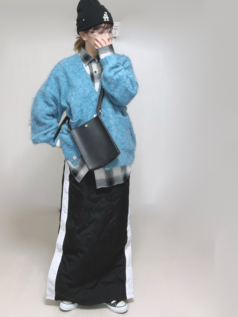 ホワイト系のシャツ/ブラウス、ブラック系のショルダーバッグ、ブラック系のスカートを着用したレディースの冬コーディネートの5枚目の写真