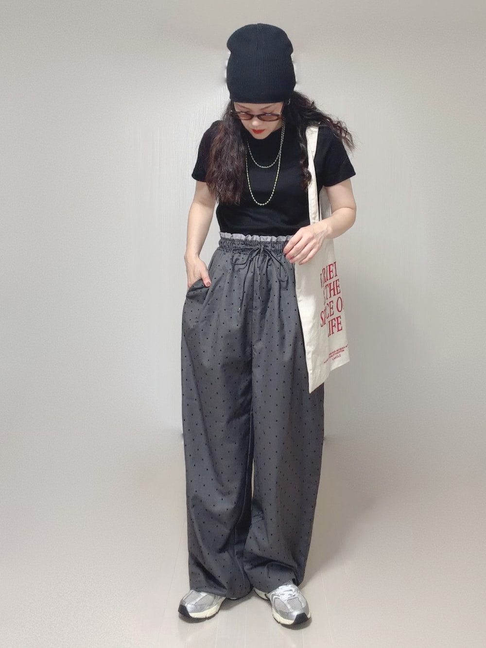 ホワイト系のトートバッグ、ブラック系のTシャツ/カットソー、ブラック系のニットキャップ/ビーニーを着用したレディースの夏コーディネートの3枚目の写真