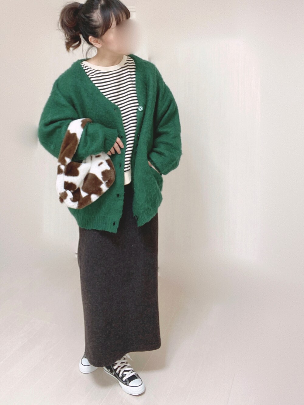 グリーン系のカーディガン/ボレロ、ブラック系のTシャツ/カットソー、ブラック系のスニーカーを着用したレディースの秋コーディネートの5枚目の写真