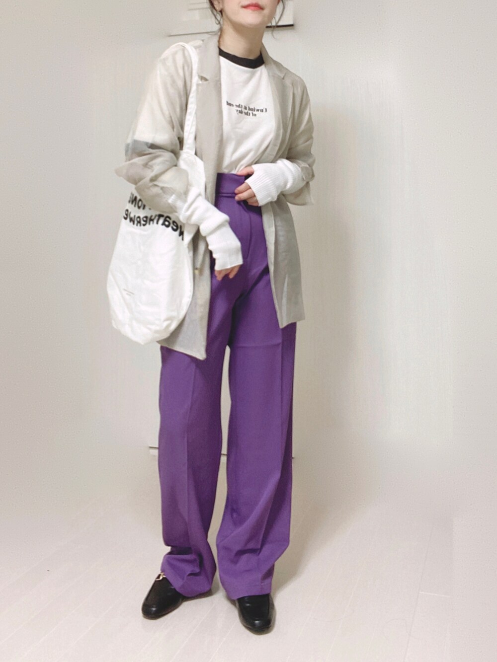 パープル系のスラックス、グレー系のテーラードジャケット、ホワイト系のトートバッグを着用したレディースの秋コーディネートの2枚目の写真