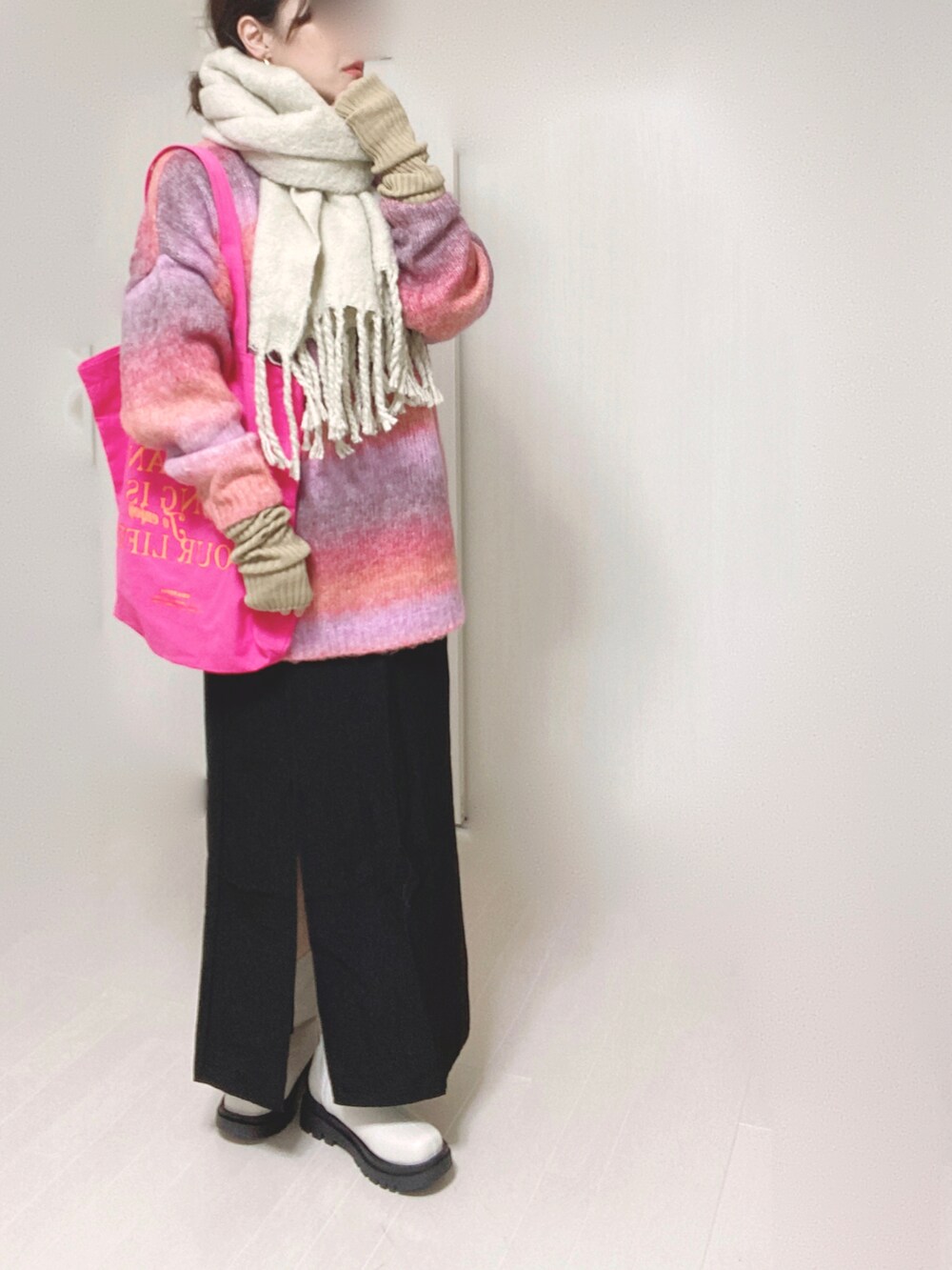 ホワイト系のブーツ、ピンク系のカーディガン/ボレロ、ピンク系のトートバッグを着用したレディースの秋コーディネートの2枚目の写真