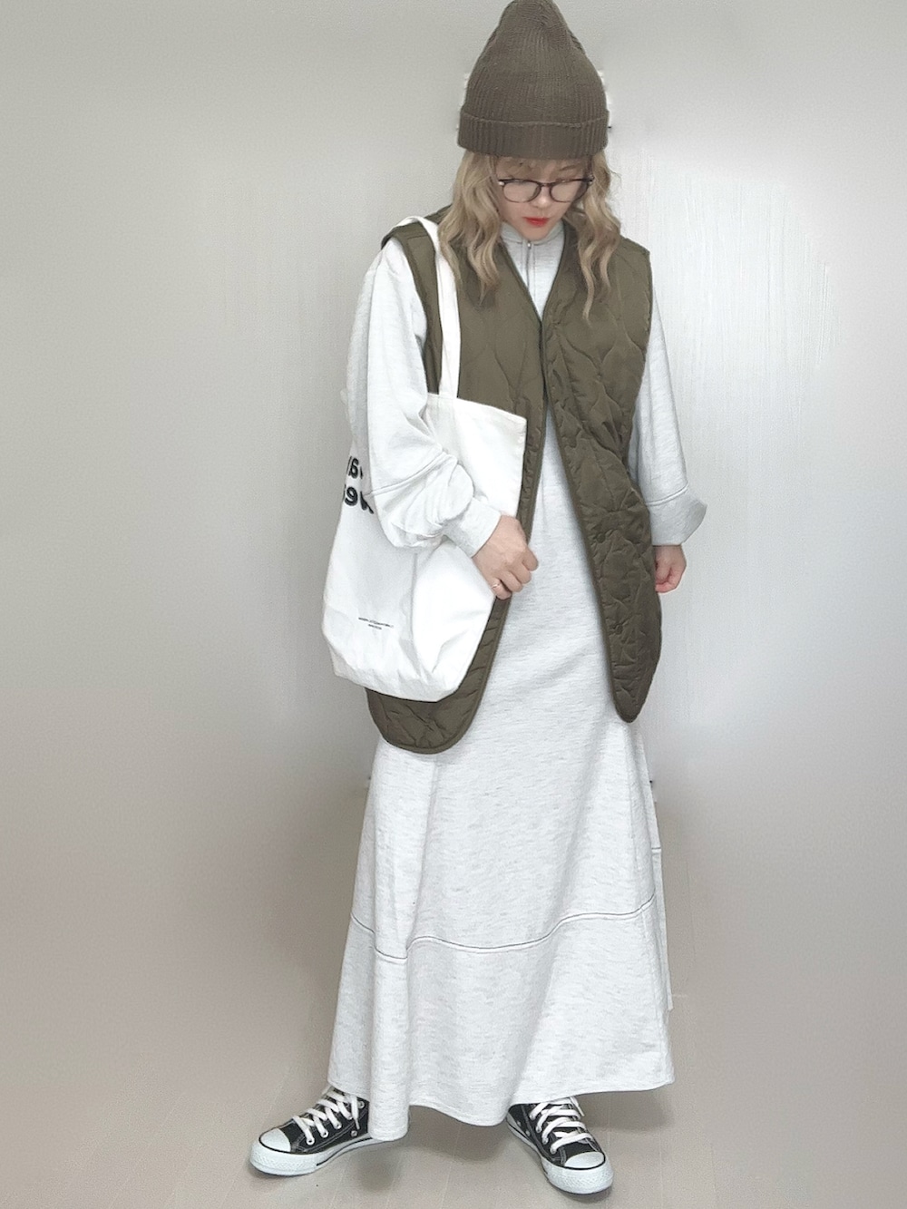 グレー系のワンピース、グリーン系のジャケット/アウター、ホワイト系のトートバッグを着用したレディースの秋コーディネートの5枚目の写真