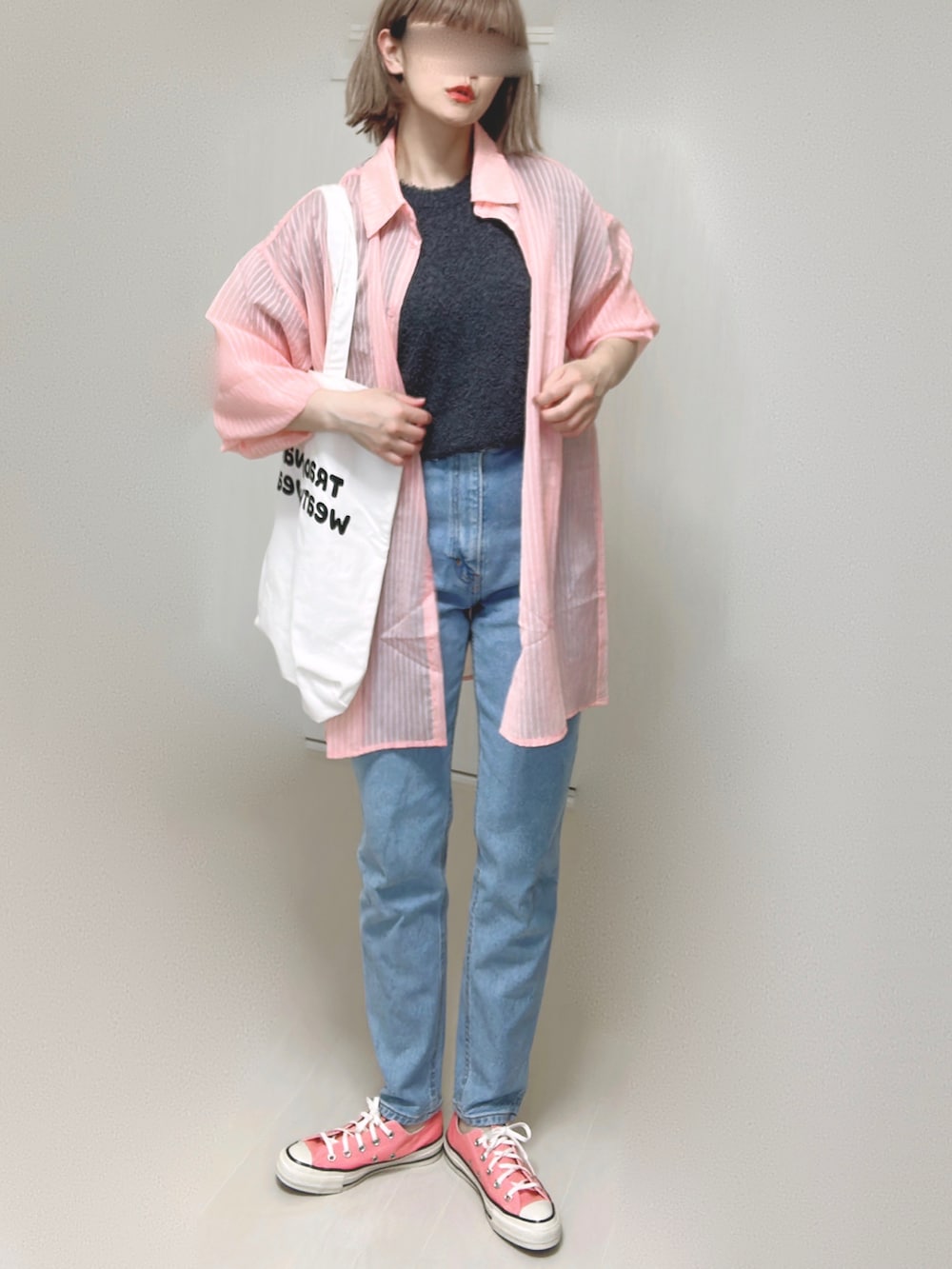グレー系のニット/セーター、ピンク系のシャツ/ブラウス、ホワイト系のトートバッグを着用したレディースの夏コーディネートの3枚目の写真