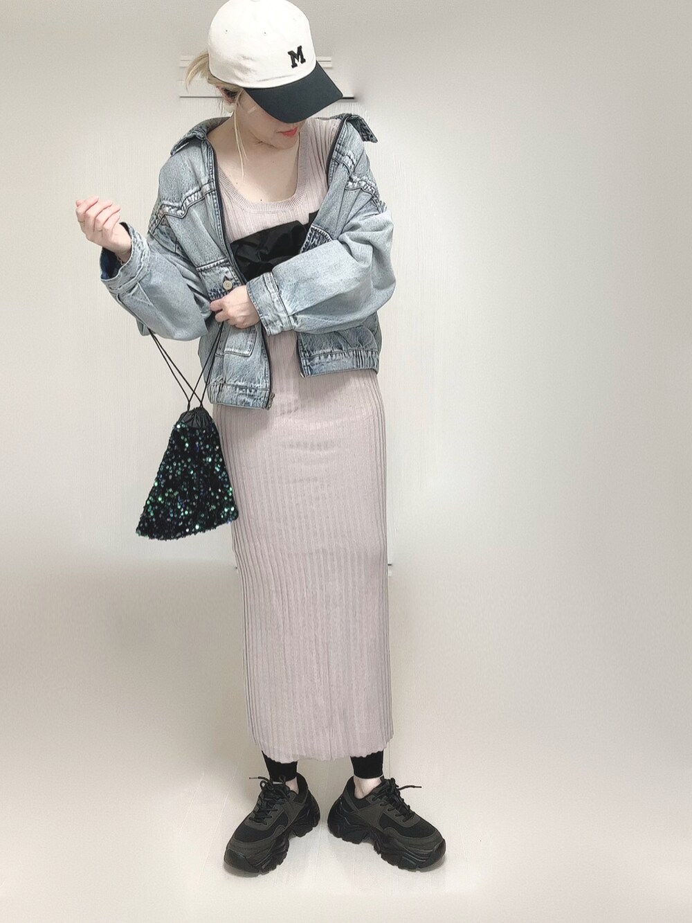 ブルー系のブルゾン、ブラック系のスニーカー、ブラック系のキャップを着用したレディースの春コーディネートの3枚目の写真