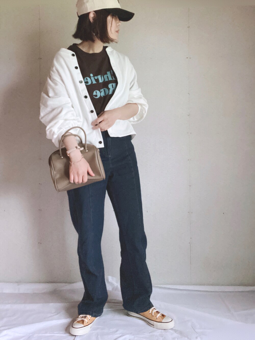 ブラック系のカーディガン/ボレロ、グレー系のTシャツ/カットソー、ブルー系のデニムパンツを着用したレディースの夏コーディネートの2枚目の写真