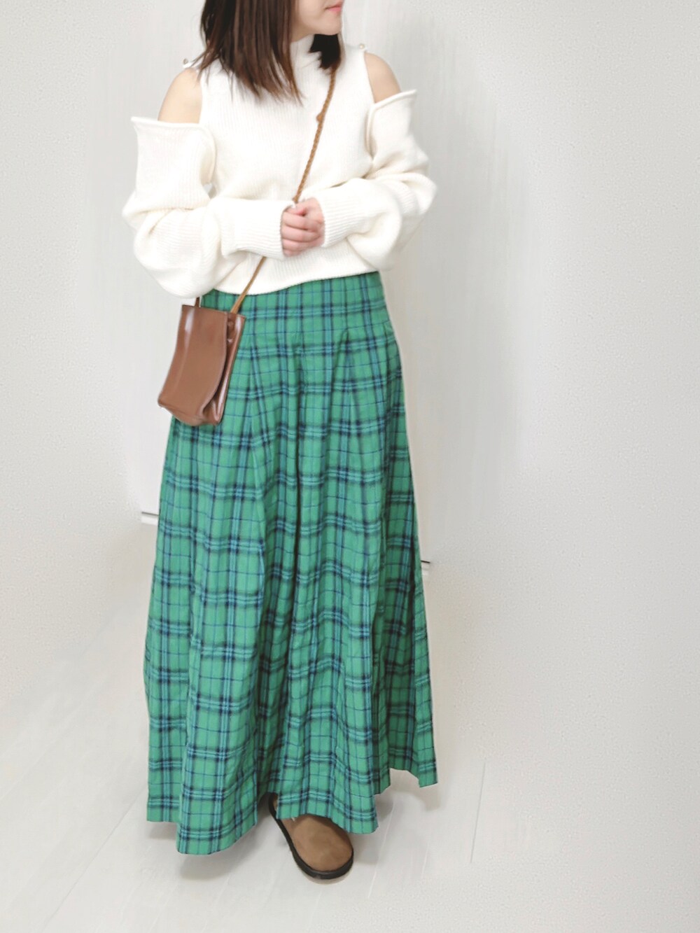 グリーン系のスカート、ブラウン系のショルダーバッグ、ブラウン系のスリッポンを着用したレディースの春コーディネートの3枚目の写真