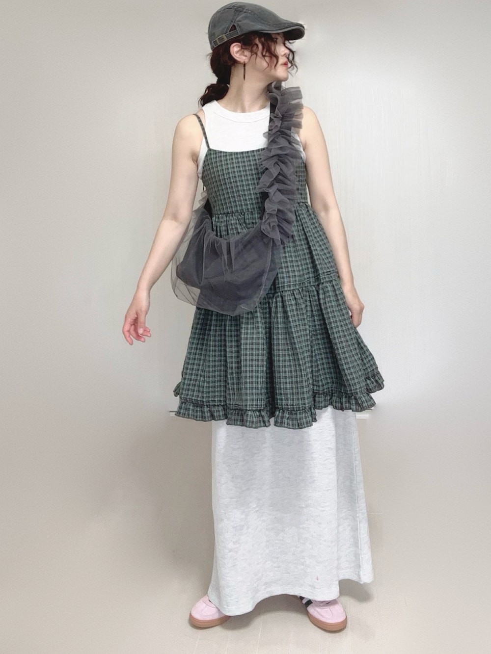 グレー系のワンピース、グレー系のショルダーバッグ、グレー系のワンピースを着用したレディースの夏コーディネートの2枚目の写真