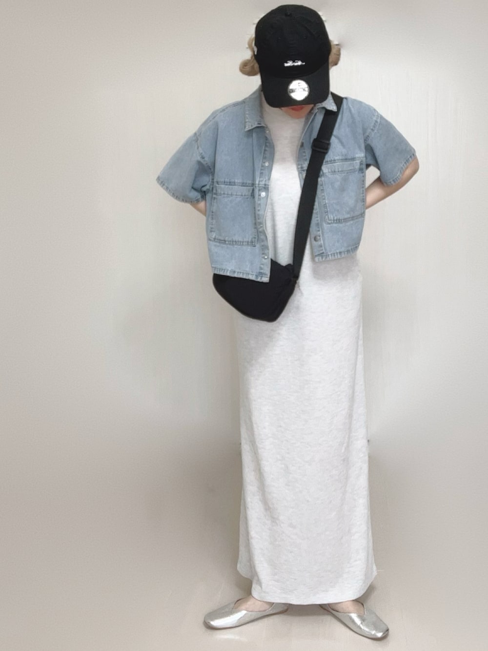 ブルー系のシャツ/ブラウス、グレー系のワンピース、シルバー系のパンプスを着用したレディースの夏コーディネートの5枚目の写真