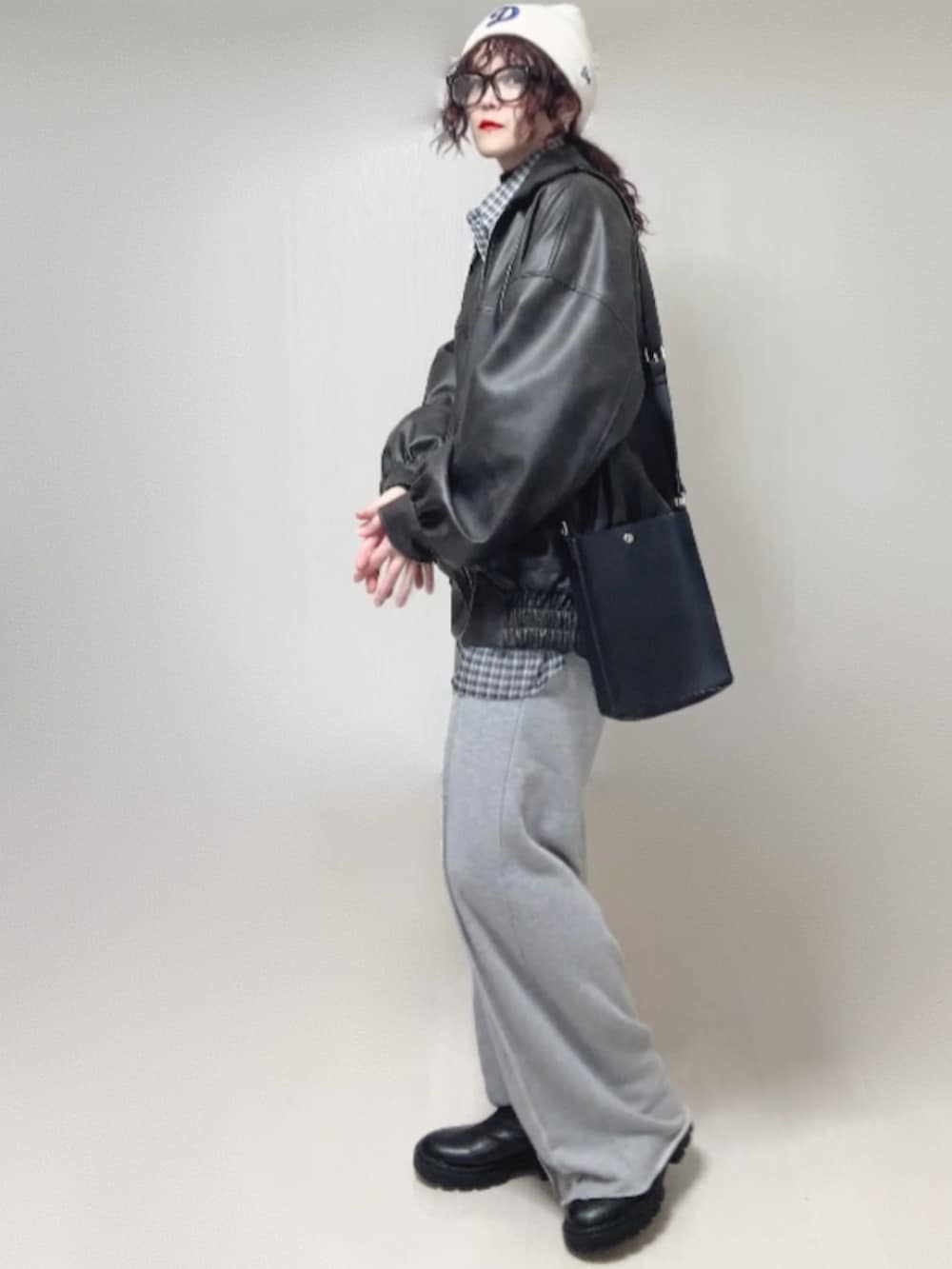 ブラック系のシャツ/ブラウス、ブラック系のブルゾン、グレー系のスウェットパンツを着用したレディースの秋コーディネートの5枚目の写真