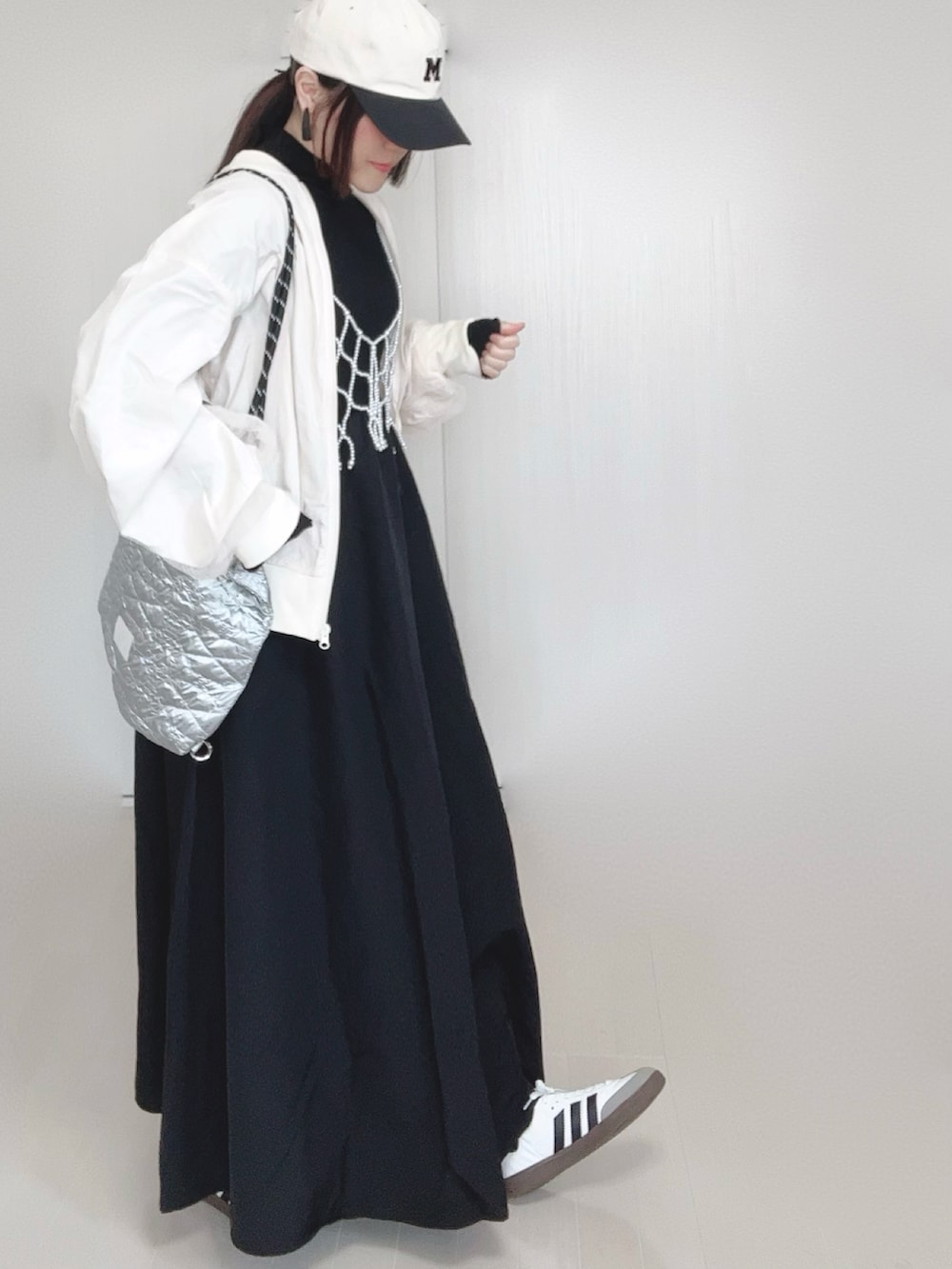 「PR、tiptop、tiptop_pocket、tipコーデ、チュール、ブルゾン、レイヤードスタイル、トートバッグ、キャップ、ワンピース、きれいめカジュアル、モノトーン、低身長、春めき満開コーデ」｜「tiptopのチュールレイヤードBIGブルゾン（ブルゾン、ホワイト系）」を使った、Ⓜ︎さん（レディース・152cm）の春コーディネートの4枚目の写真