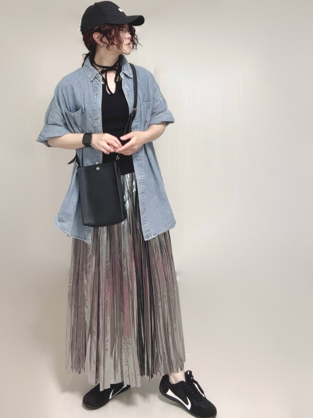 ブルー系のシャツ/ブラウス、ブラック系のタンクトップ、シルバー系のスカートを着用したレディースの夏コーディネートの5枚目の写真