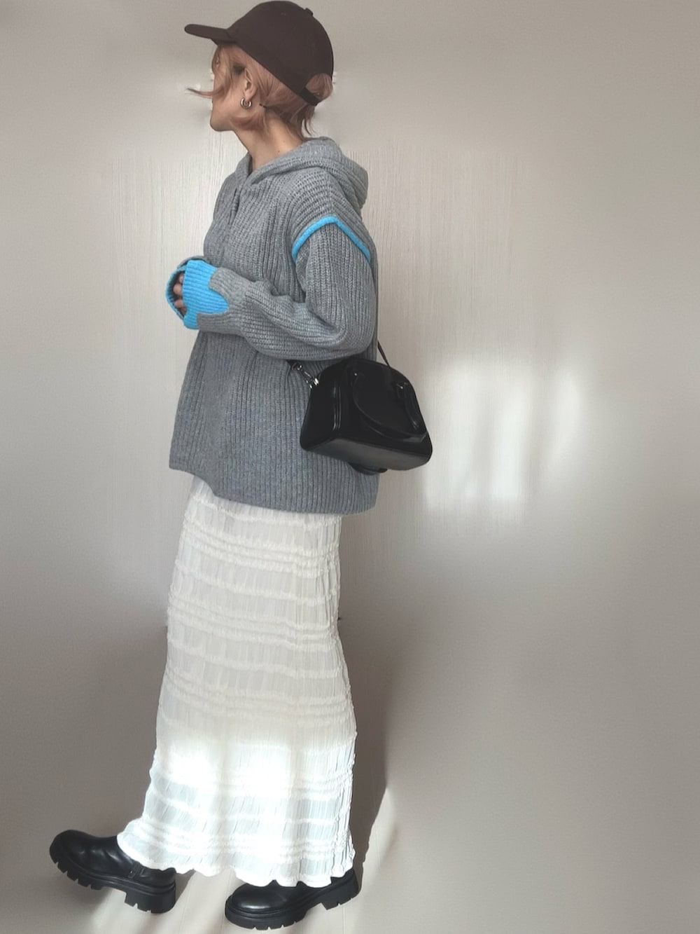 グレー系のニット/セーター、ブラック系のブーツ、ブラウン系のテーラードジャケットを着用したレディースの冬コーディネートの5枚目の写真