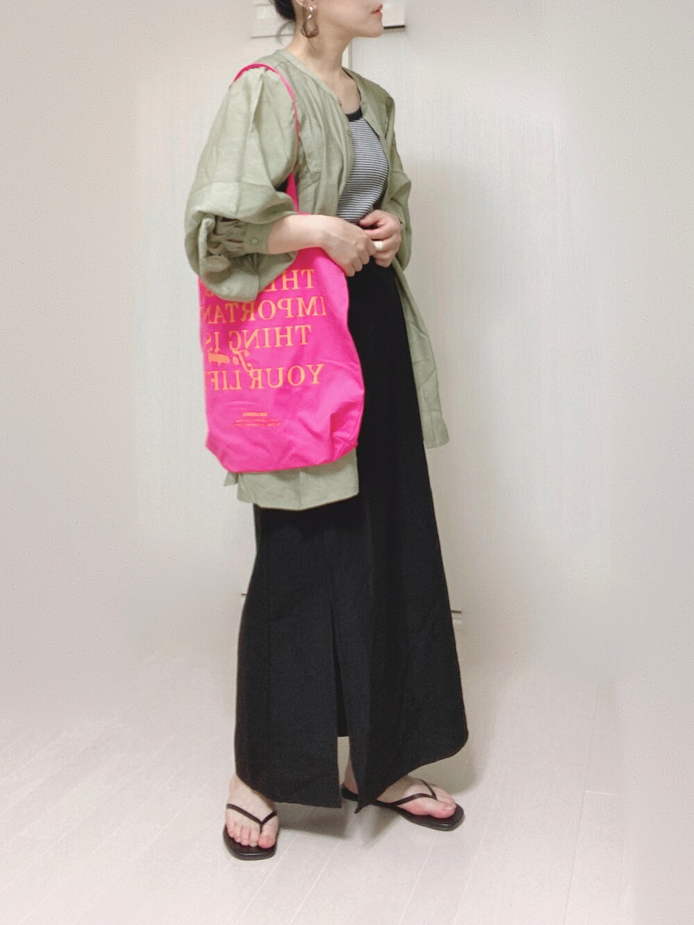 ブラック系のスカート、グリーン系のシャツ/ブラウス、ブラック系のタンクトップを着用したレディースの夏コーディネートの4枚目の写真