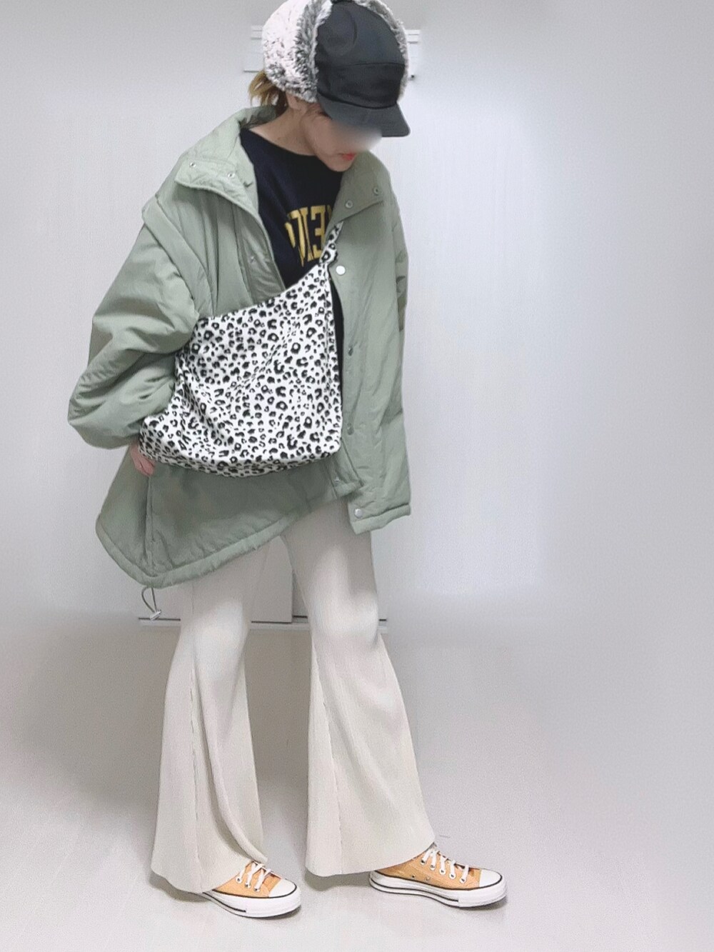 グリーン系のダウンジャケット/コート、ホワイト系のその他パンツ、ホワイト系のトートバッグを着用したレディースの冬コーディネートの5枚目の写真