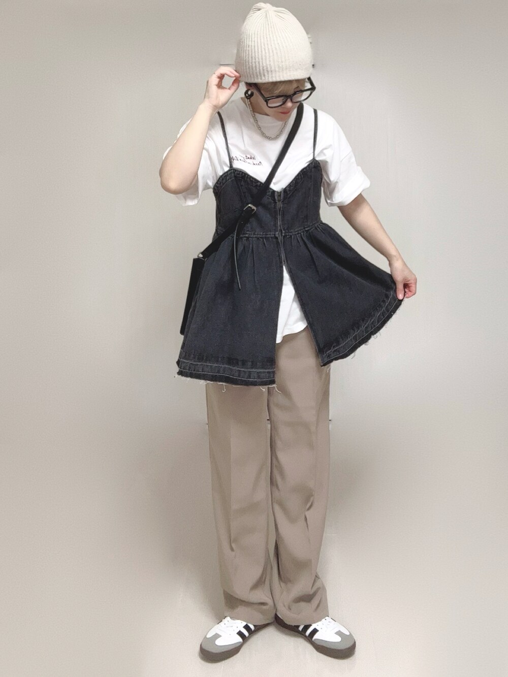 ホワイト系のTシャツ/カットソー、ベージュ系のセットアップ、ブラック系のショルダーバッグを着用したレディースの春コーディネートの2枚目の写真