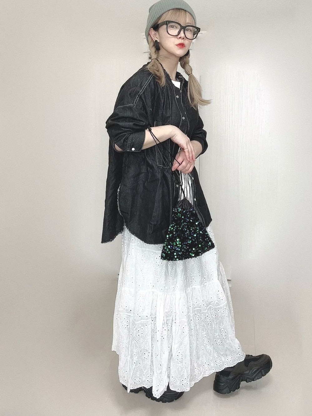 ホワイト系のTシャツ/カットソー、ブラック系のシャツ/ブラウス、ホワイト系のスカートを着用したレディースの春コーディネートの4枚目の写真