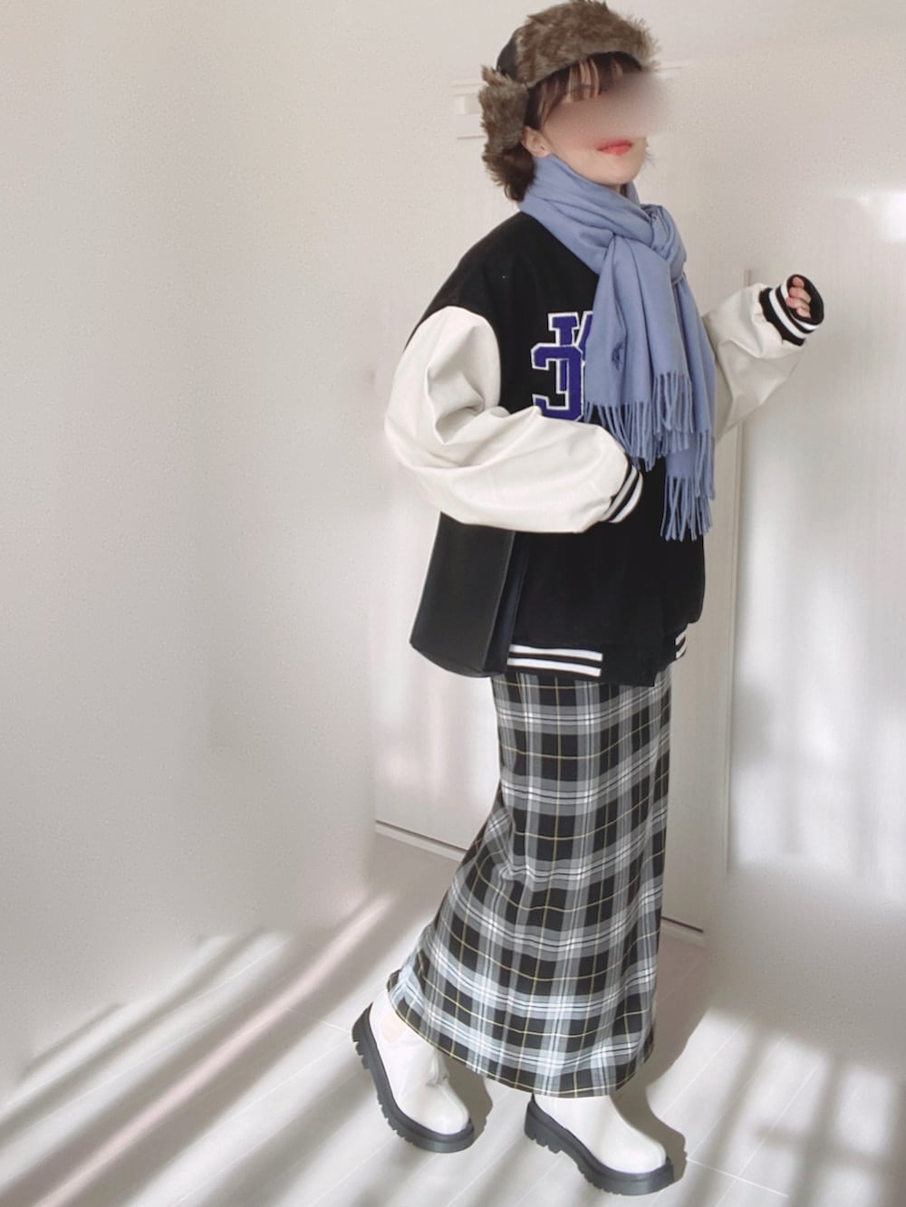 ブラック系のスタジャン、ブラック系のスカート、ブラック系のショルダーバッグを着用したレディースの冬コーディネートの3枚目の写真