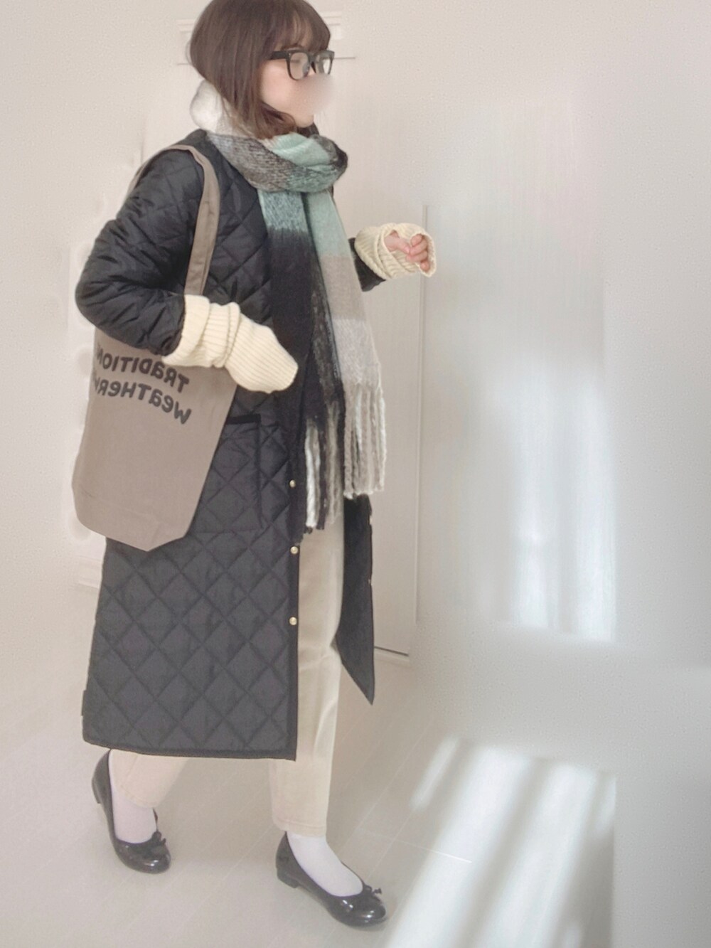 ベージュ系のその他パンツ、ブラック系のバレエシューズ、ブラック系のその他アウターを着用したレディースの冬コーディネートの3枚目の写真