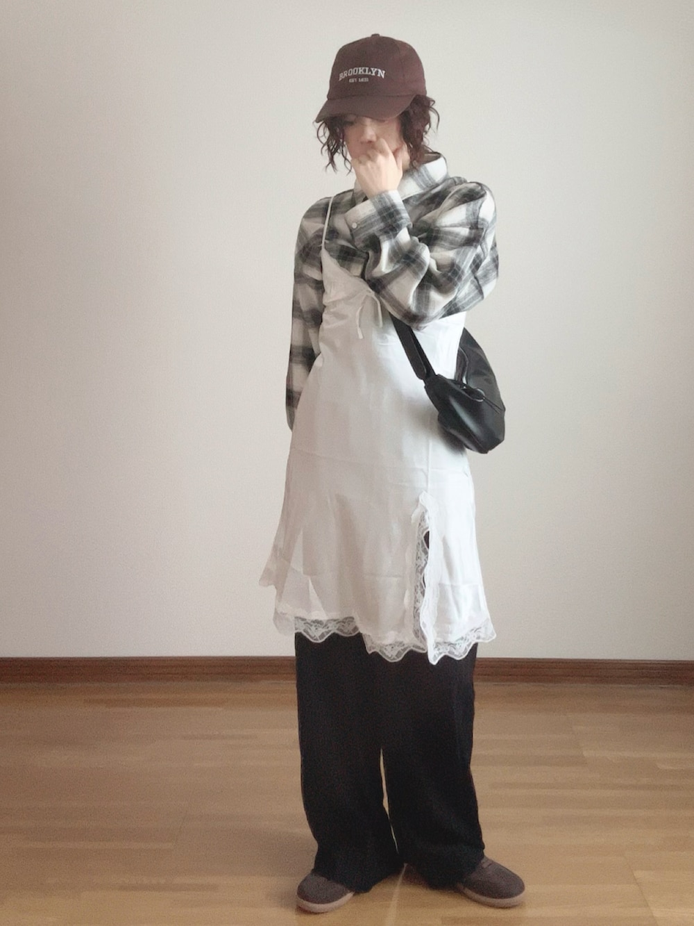 ホワイト系のシャツ/ブラウス、ホワイト系のワンピース、ブラック系のその他パンツを着用したレディースの春コーディネートの5枚目の写真