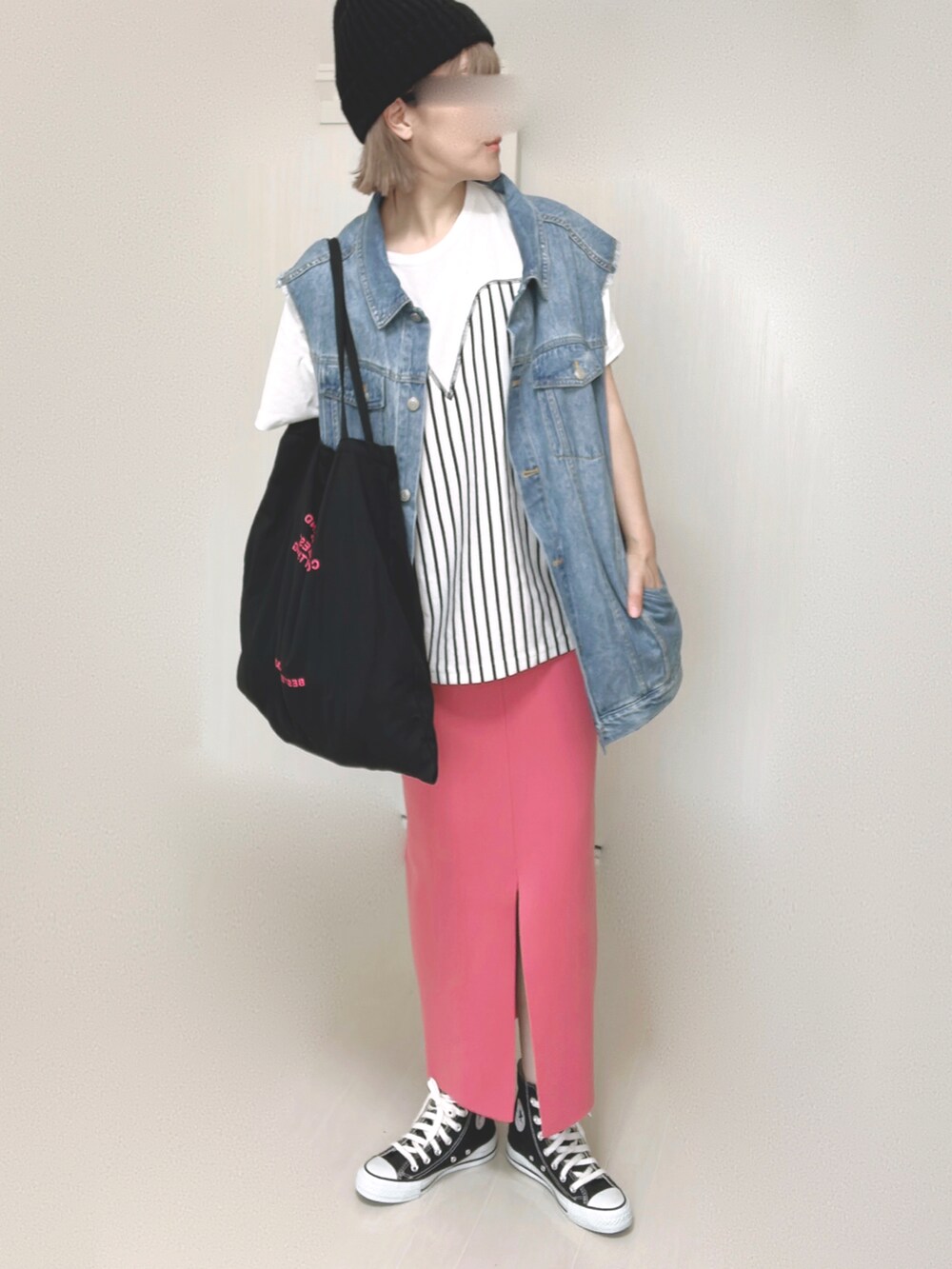 ホワイト系のTシャツ/カットソー、ブルー系のベスト、ブラック系のトートバッグを着用したレディースの夏コーディネートの3枚目の写真