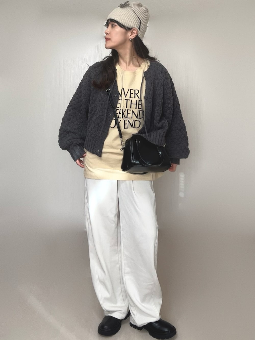 グレー系のニット/セーター、ブラック系のブーツ、ベージュ系のTシャツ/カットソーを着用したレディースの冬コーディネートの5枚目の写真